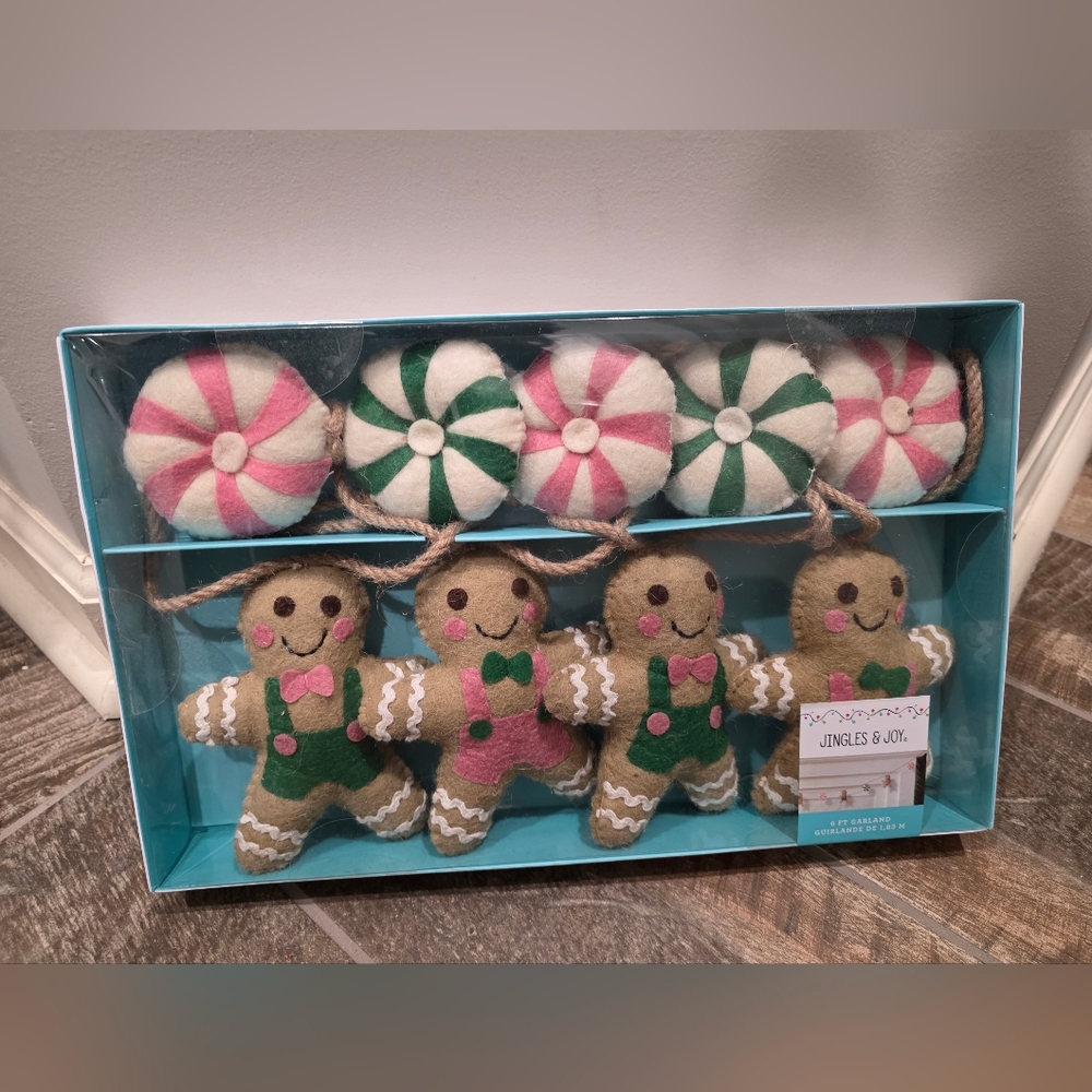 Fun Gingerbread Man Garland-NWT